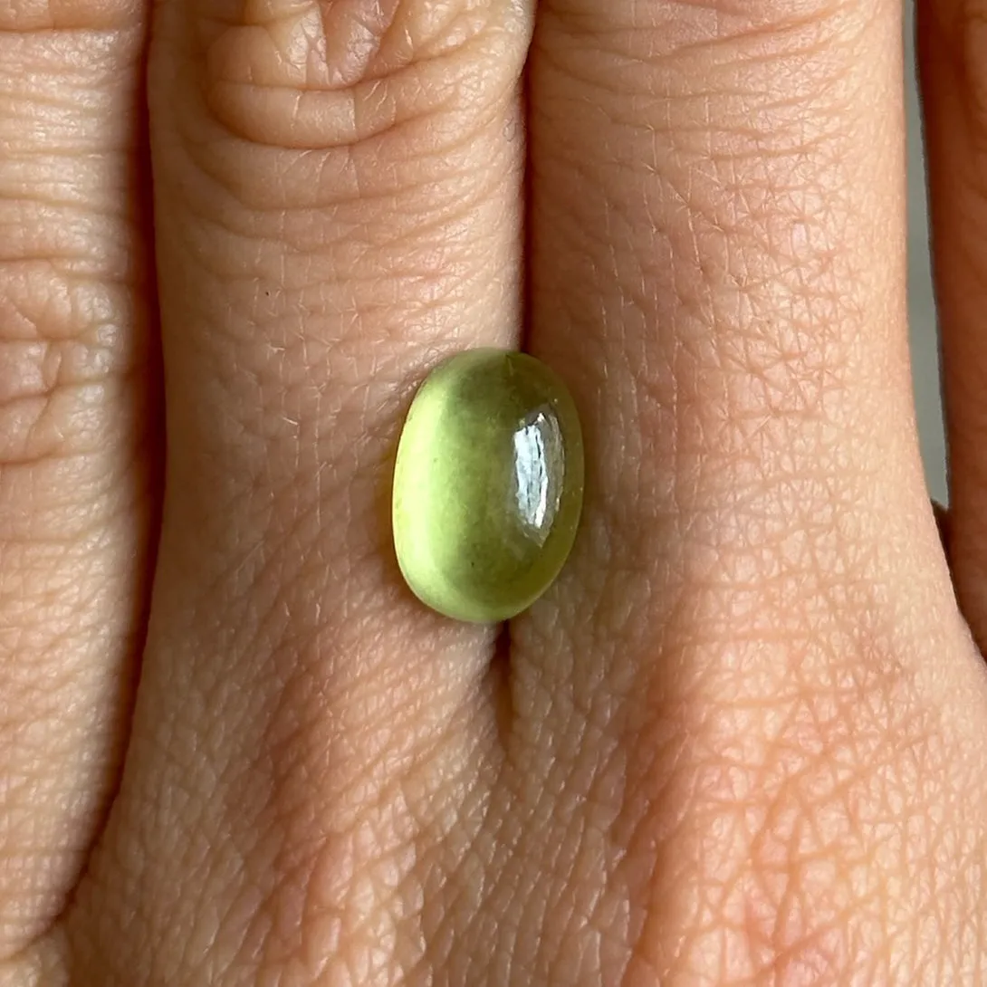 BESPOKE 4.45CT CABOCHON PERIDOT