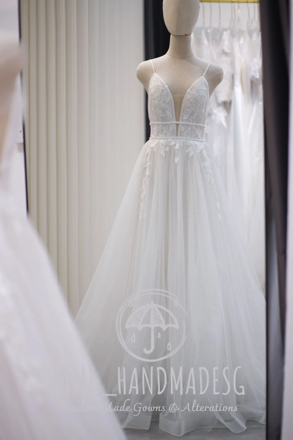 BG-WED-AME-10026 WEDDING GOWN PREMIUM FABRIC HALF LACE WITH BEADED SIZE S BUST 80-84 WAIST 64-66