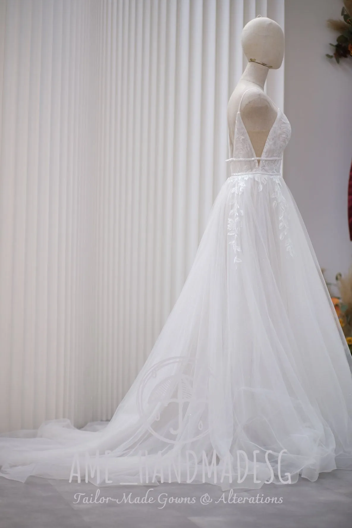 BG-WED-AME-10026 WEDDING GOWN PREMIUM FABRIC HALF LACE WITH BEADED SIZE S BUST 80-84 WAIST 64-66