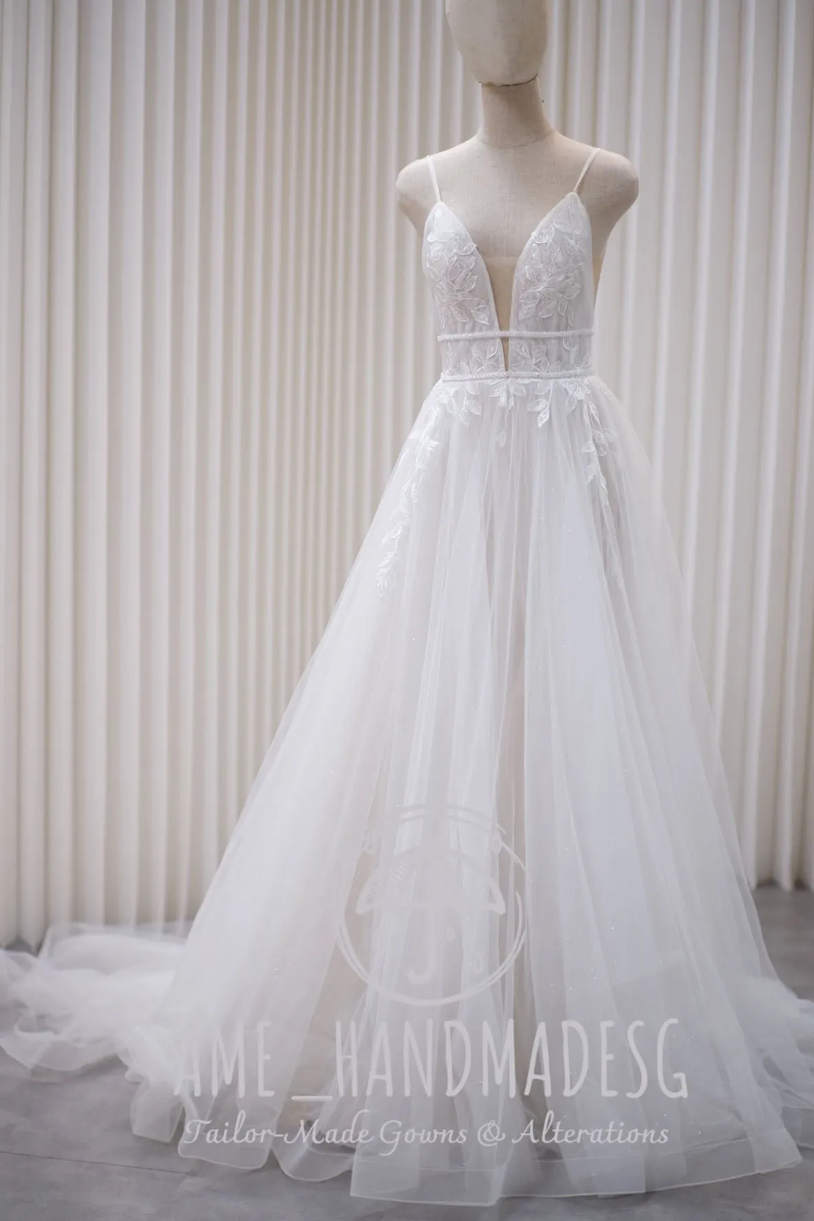 BG-WED-AME-10026 WEDDING GOWN PREMIUM FABRIC HALF LACE WITH BEADED SIZE S BUST 80-84 WAIST 64-66