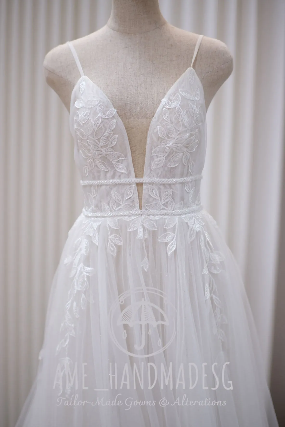 BG-WED-AME-10026 WEDDING GOWN PREMIUM FABRIC HALF LACE WITH BEADED SIZE S BUST 80-84 WAIST 64-66