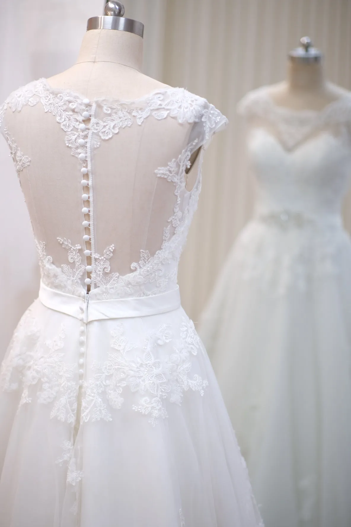 BG-WED-AME-10057 WEDDING GOWN LUX FABRIC Full Applique LACE WITH BEADED SIZE M BUST 84-86 WAIST 68-70