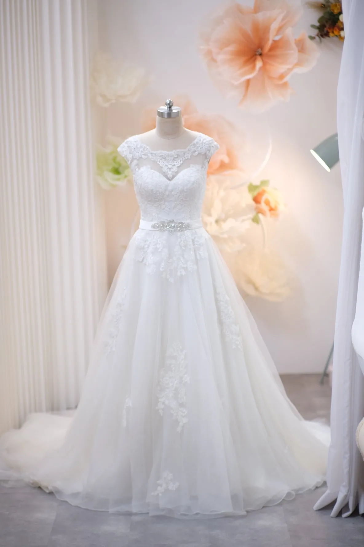 BG-WED-AME-10057 WEDDING GOWN LUX FABRIC Full Applique LACE WITH BEADED SIZE M BUST 84-86 WAIST 68-70