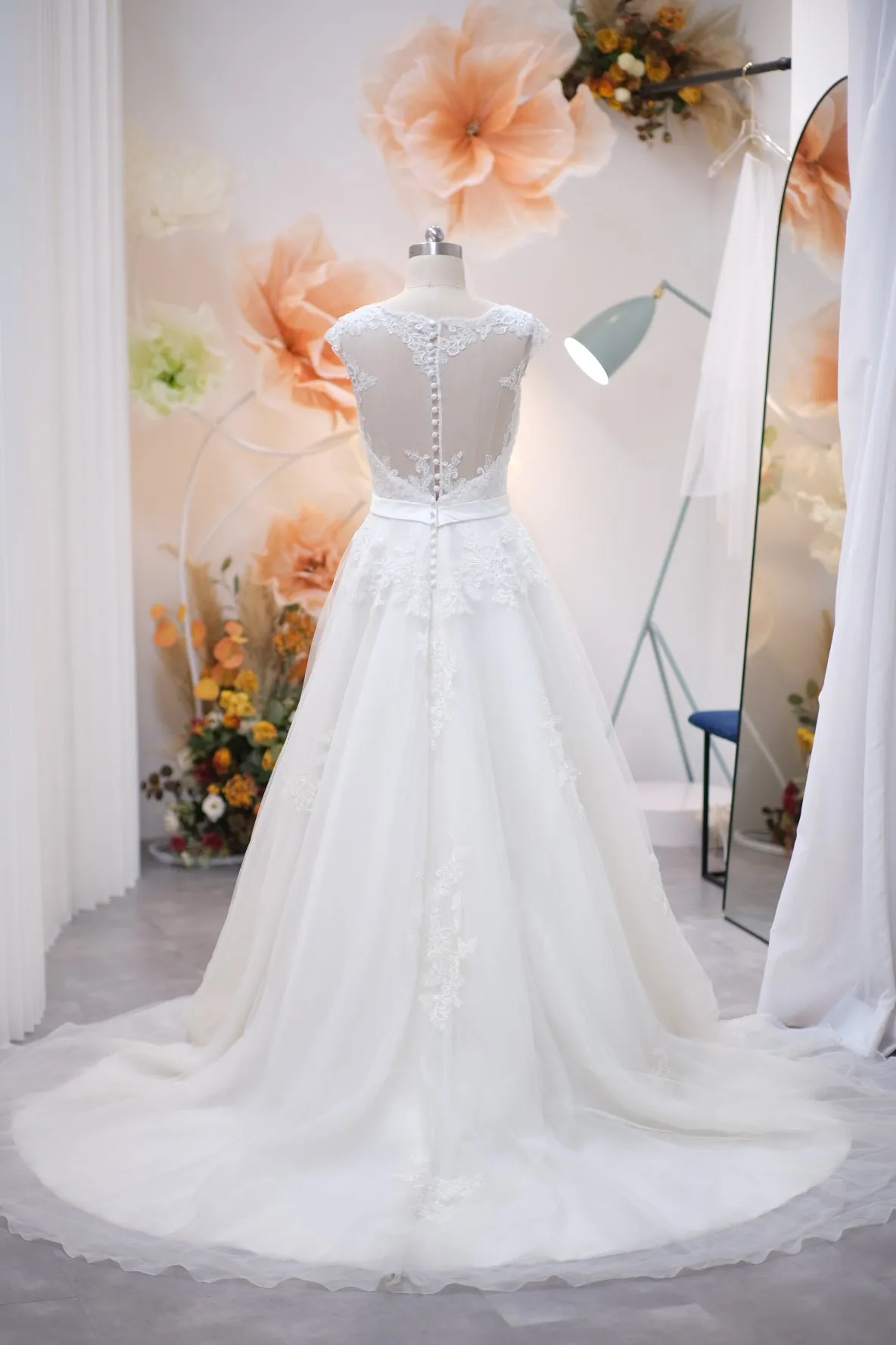 BG-WED-AME-10057 WEDDING GOWN LUX FABRIC Full Applique LACE WITH BEADED SIZE M BUST 84-86 WAIST 68-70