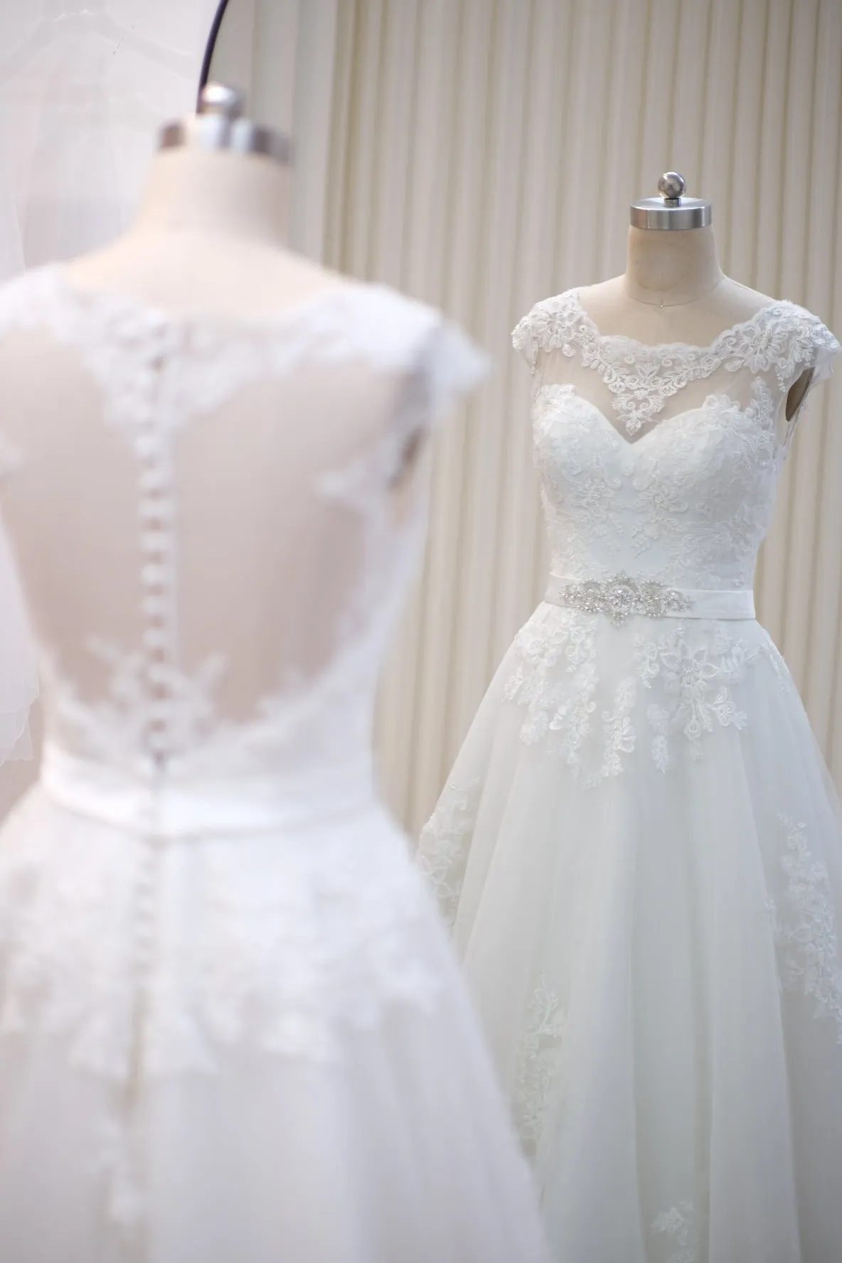 BG-WED-AME-10057 WEDDING GOWN LUX FABRIC Full Applique LACE WITH BEADED SIZE M BUST 84-86 WAIST 68-70