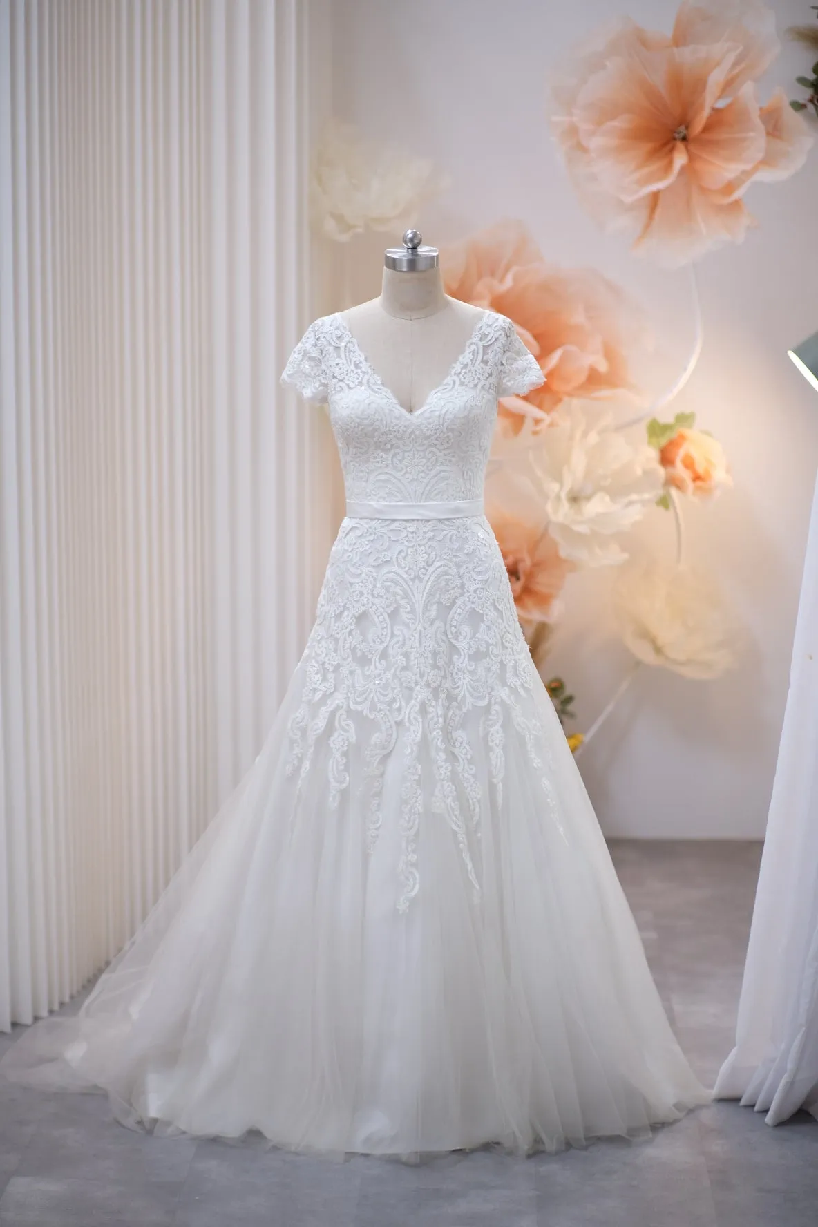 BG-WED-AME-10058 WEDDING GOWN LUX FABRIC Full Half LACE WITH BEADED SIZE M BUST 84-86 WAIST 68-70