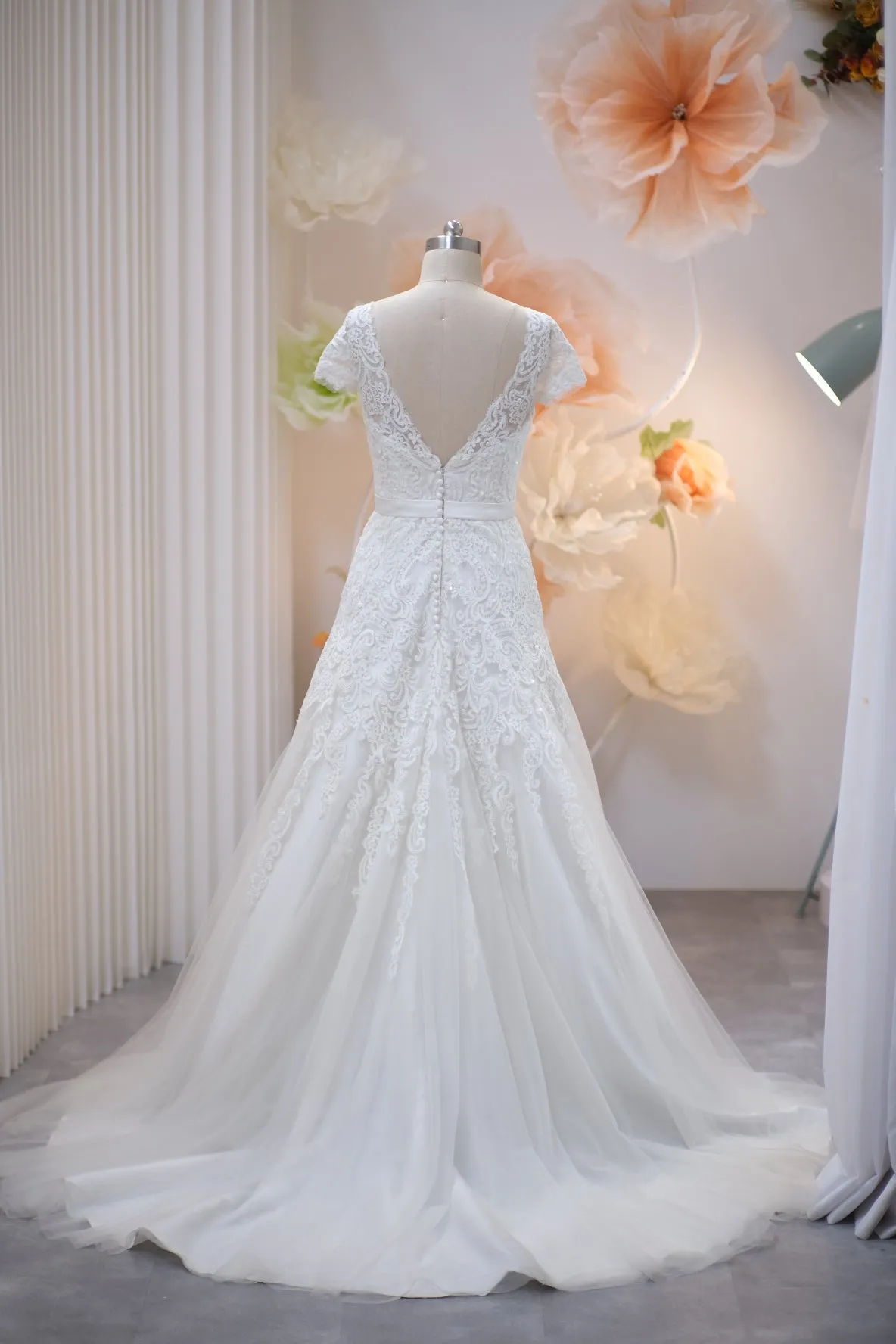 BG-WED-AME-10058 WEDDING GOWN LUX FABRIC Full Half LACE WITH BEADED SIZE M BUST 84-86 WAIST 68-70